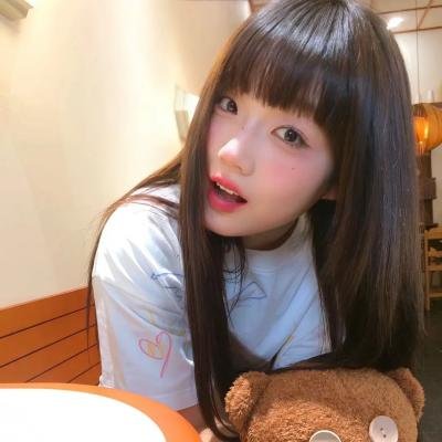 男孩在唱歌